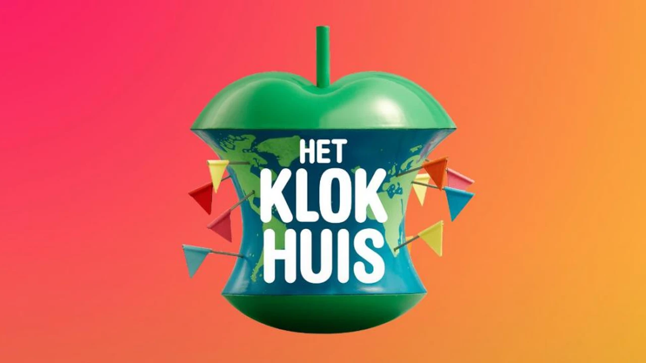 Logo van Het Klokhuis in een groene appelklokhuisvorm tegen een roze-oranje achtergrond.